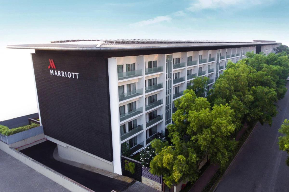 1-marriott-suites-.webp